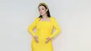 Tengah mengandung anak kedua, Zaskia Gotik tampil memesona mengenakan midi dress berwarna kuning. Dress berlengan panjang tersebut terlihat ketat pada bagian perutnya. Sehingga membuat baby bump pedangdut yang mempopulerkan goyang itik ini terlihat sangat jelas. (Liputan6.com/IG/@zaskia_gotix)