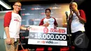 Dibya Dika selaku juara 2  Music Video Contest Vidio.com mendapat hadiah sebesar 15 juta , Jakarta, Jumat (30/1/2015). (Liputan6.com/Faisal R Syam)