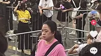Beredar viral foto perempuan mirip Puan Maharani tertangkap kamera menonton konser Blackpink di Singapura. (Foto: Twitter @tanyarlfes).