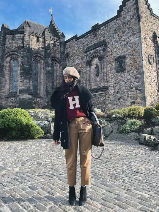 Berkunjung ke Edinburgh, Maudy tampil kece memadukan long coat, sweater, dan basic pants. Penampilannya dilengkapi sepatu boots dan topi baret. @maudyayunda.