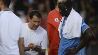Pelatih Napoli, Rudi Garcia tampak memberikan instruksi untuk striker I Partenopei, Victor Osimhen. (Filippo MONTEFORTE / AFP)