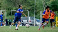 Gelandang Arema FC, Renshi Yamaguchi dibayangi Jayus hariono dalam sesi latihan. (Bola.com/Iwan Setiawan)