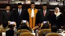 Wakil Ketua DPD terpilih Akhmad Muqowam (kiri) bersama Pimpinan DPD dan MA foto bersama usai mengucap sumpah jabatan saat dilantik pada Rapat Paripurna DPD di Kompleks Parlemen Senayan, Jakarta, Kamis (26/7). (Liputan6.com/Johan Tallo)