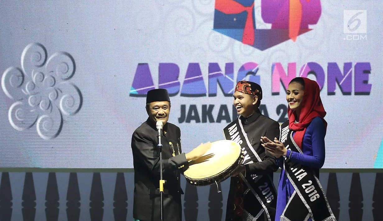 Gubernur DKI Jakarta Djarot Saiful Hidayat memukul gendang tanda mulainya ajang pemilihan Abang None Jakarta 2017 di Central Park, Jakarta, Jumat (15/07). (Liputan6.com/Herman Zakharia)