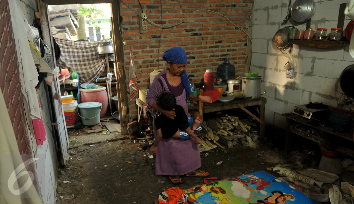 Indrawan digendong neneknya untuk beraktivitas di rumahnya, Kampung Katimaha, Bekasi, Jawa Barat, (11/7). Hari-hari Indrawan hanya terbaring lemah tanpa dapat bermain layaknya bocah seumurnya. (Liputan6.com/Gempur M Surya)