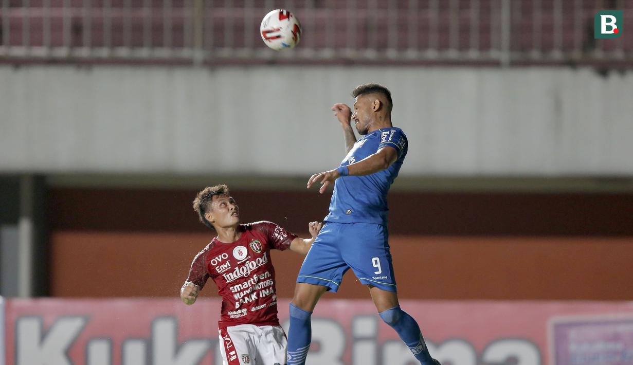 Sundulan, tendangan akurat, dan gocekan di depan gawang lawan bisa menjadi senjata Wander Luiz di area pertahanan Persebaya. Apalagi ia mampu memaksimalkan umpan silang yang datang dari Frets Butuan dan Febri Hariyadi. (Foto: Bola.com/Ikhwan Yanuar)