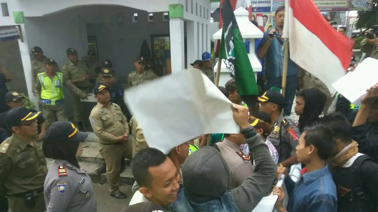 HMI Geruduk Kantor Bupati Brebes, Jalur Pantura Tersendat 3 KM