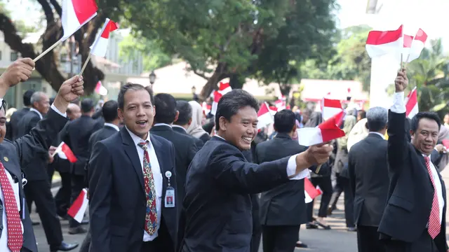 Kibarkan Bendera Merah Putih, Pegawai Istana Lepas Rombongan Jokowi ke Gedung Parlemen