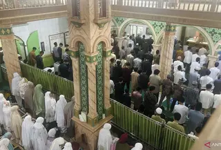 Salat Idulfitri di Masjid Raya Maninjau, Agam. (antara)