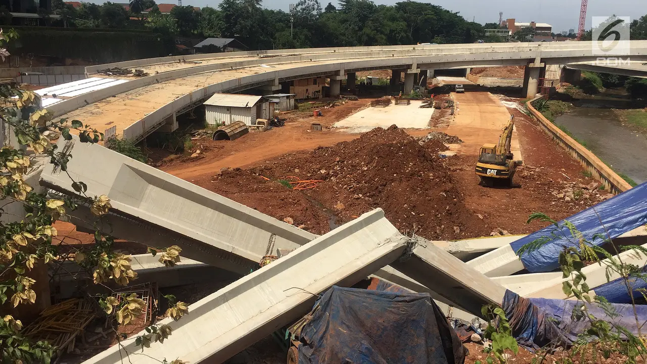 FOTO: Hancur Tertimpa Girder, Begini Kondisi Truk Proyek