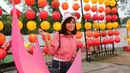 Saat berkeliling Anisa tak bisa berkonsentrasi karena banyak pengunjung yang minta berfoto dengannya. (Nizar Zulmi/Bintang.com)
