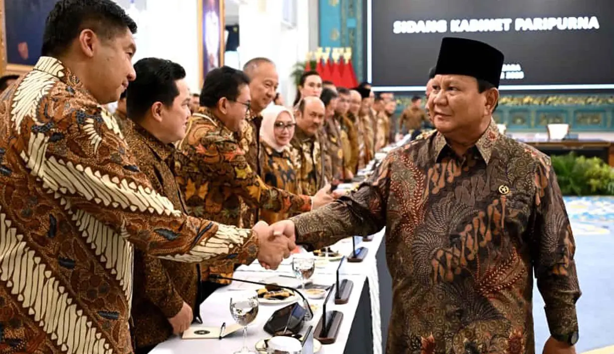 Presiden Prabowo Subianto saat menyalami Menteri Perumahan dan Kawasan Permukiman (PKP), Maruarar Sirait sesaat sebelum menggelar Sidang Kabinet Paripurna di Istana Negara Jakarta, Senin (20/10/2025). (Biro Pers Istana Kepresidenan)
