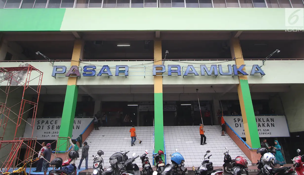 Suasana bagian depan Pasar Pramuka, Matraman, Jakarta Timur, Rabu (27/9). Ratusan kios di Pasar Pramuka tutup lantaran izin apotek rakyat yang mereka jadikan pegangan berjualan, dicabut Kementerian Kesehatan. (Liputan6.com/Immanuel Antonius)