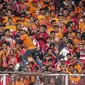 Suporter Persija, The Jakmania manari untuk memberi dukungan kepada tim kesayangan mereka saat menghadapi Persib dalam laga pekan kedelapan Shopee Liga 1 2019 di SUGBK, Jakarta, Rabu (10/7/2019). Pendukung Persib, Bobotoh, dilarang datang ke SUGBK. (Liputan6.com/Faizal Fanani)