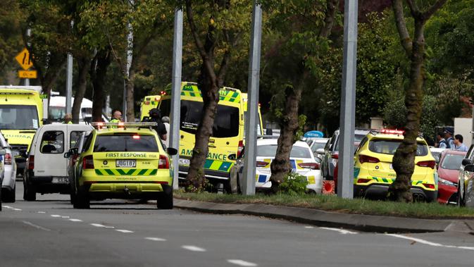 Sejumlah ambulans terparkir setelah penembakan di Masjid Al Noor, Christchurch, Selandia Baru, Jumat (15/3). Saksi mata mengatakan kepada wartawan New Zealand Stuff bahwa dia mendengar setidaknya 20 tembakan. (AP Photo/Mark Baker)