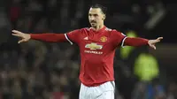 Striker Manchester United, Zlatan Ibrahimovic, saat pertandingan melawan Newcastle United pada laga Premier League di Stadion Old Trafford, Sabtu (18/11/2017). Manchester United menang 4-1 atas Newcastle United. (AFP/Oli Scarff)