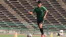 Pemain Timnas Indonesia U-22, Hanif Sjahbandi, mengontrol bola saat latihan di Stadion National Olympic, Phnom Penh, Sabtu (23/2). Latihan ini persiapan jelang laga semifinal Piala AFF U-22 melawan Vietnam. (Bola.com/Zulfirdaus Harahap)