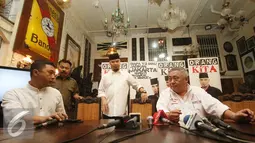 Ahmad Dhani (tengah) jelang menggelar konferensi pers terkait dukungannya kepada Rizal Ramli untuk maju di Pilkada DKI Jakarta 2017 bersama Gerakan Orang Kita, Jakarta, Jumat (5/8). (Liputan6.com/Immanuel Antonius)