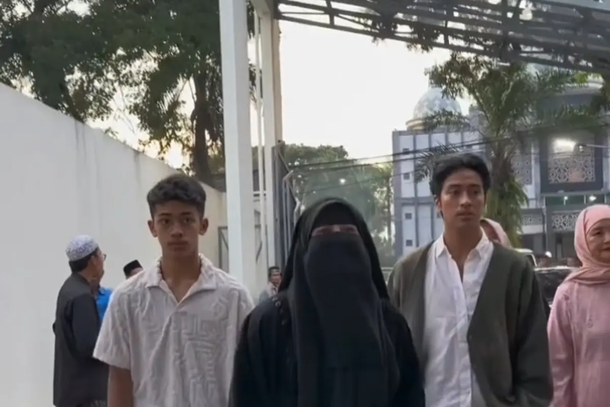 Potret Umi Pipik Hadiri Acara Bukber Bareng Anak Yatim, Abidzar dan Bilal Bak Bodyguard