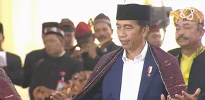 Prosesi adat Kahiyang Ayu dan Bobby Nasution membuat Presiden Jokowi dan Iriana Manortor.