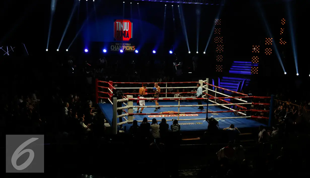 Suasana pertandingan bertajuk Road to the World Champions untuk memperebutkan sabuk Juara WBO (The World Boxing Organization) Asia-Pacific dan Africa antara Petinju Daud Yordan dan Yoshitaka Kato, Jakarta, Jumat (5/2). (Liputan6.com/Johan Tallo)