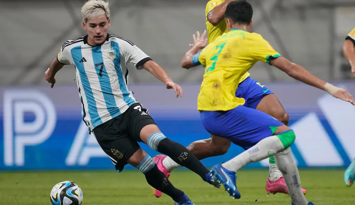 Sekaligus memastikan Argentina U-17 berlaga di semifinal Piala Dunia U-17 2023. (AP Photo/Achmad Ibrahim)