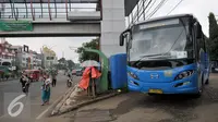 Bus Transjakarta keluar dari terminal Depok, Jumat (22/7). PT Transjakarta melakukan perubahan rute bus Depok-UKI untuk mengangkut penumpang dari Cibubur. (Liputan6.com/Yoppy Renato)