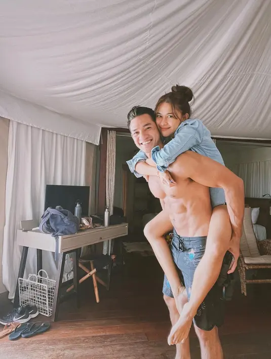 "Kami telah melewati begitu banyak hal bersama. Begitu banyak tawa dan tangisan bersama, mengatasi kesulitan bersama, membuat kesalahan bodoh bersama." sambung anak artis senior Lydia Kandou dan Jamal Mirdad ini [Instagram/nanamirdad_]