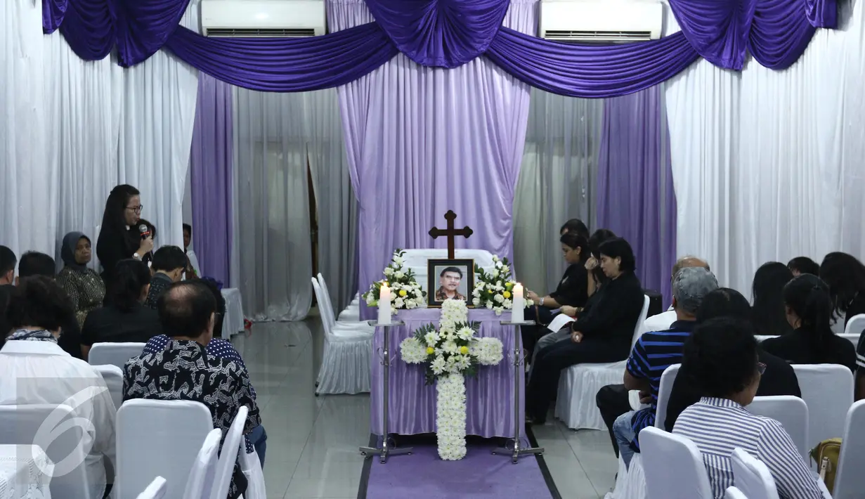 Suasana di rumah duka RS ST. Carolus, Jakarta, Jumat (5/5). Musisi Bartje Van Houten yang merupakan gitaris  band D'Lloyd tutup usia di umur 67 tahun. (Liputan6.com/Herman Zakharia)