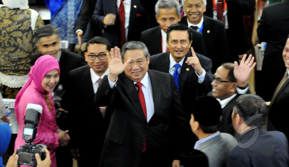  Presiden RI ke-6 sekaligus Chair of Global Green Growth Institute Susilo Bambang Yudhoyono  melambaikan tangan usai berpidato di Konferensi Parlemen Asia Afrika, Jakarta, Kamis (23/04/2015). (Liputan6.com/Andrian M Tunay)