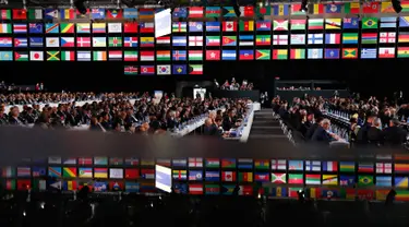 Delegasi menghadiri kongres FIFA di Moskow, Rusia, Rabu (13/6). Kongres ini beragendakan memilih tuan rumah untuk Piala Dunia 2026. (AP Photo/Alexander Zemlianichenko)