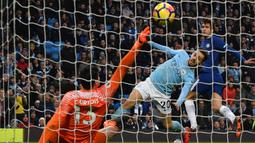 Aksi pemain Manchester City, Bernardo Silva (tengah) saat mebobol gawang Chelsea pada lanjutan Premier League di Etihad Stadium, Manchester, (04/03/2018). Manchester City menang 1-0. (AFP/Anthony Devlin)