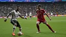 Gelandang Besiktas Ricardo Quaresma berusaha melewati pemain Bayern Munchen Javier Martinez saat pertandingan Liga Champions leg kedua di stadion Vodafone Arena di Istanbul (14/3). (AFP/Ozan Kose)