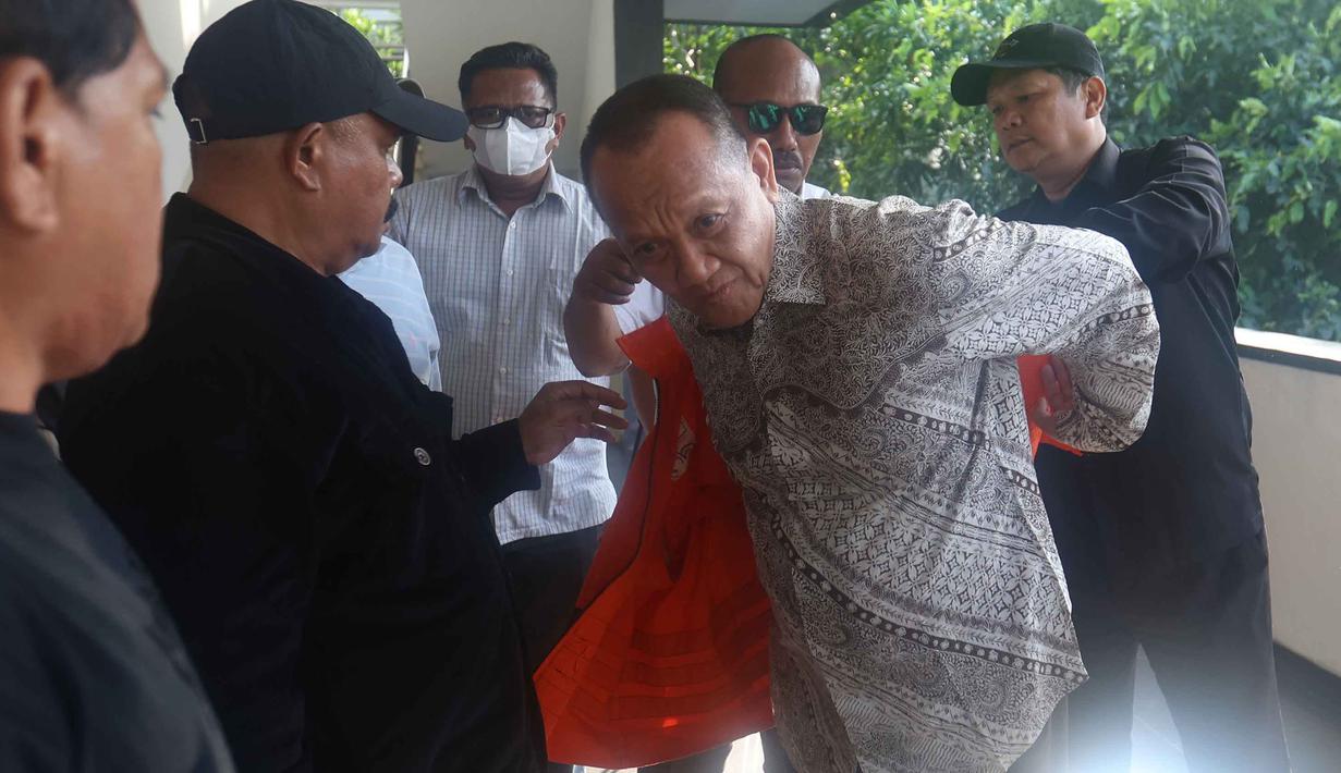 Selain pidana penjara dan denda, Nurhadi juga diwajibkan membayar uang pengganti senilai Rp137,1 miliar. Tampak dalam foto, terdakwa kasus dugaan gratifikasi dan Tindak Pidana Pencucian Uang (TPPU) yang juga mantan Sekretaris Mahkamah Agung (MA), Nurhadi, bersiap menjalani sidang pembacaan putusan di Pengadilan Tindak Pidana Korupsi (Tipikor) Jakarta, Rabu (1/4/2026). (Kapanlagi.com/Budy Susanto)