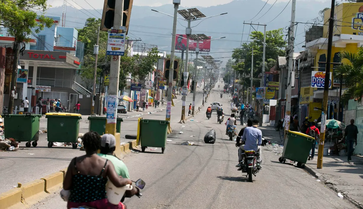 Tempat sampah memblokir jalan raya saat terjadi protes krisis bahan bakar di Port-au-Prince, Haiti, Senin (16/9/2019). Krisis bahan bakar menyebabkan transportasi umum tidak beroperasi. (AP Photo/Dieu Nalio Chery)