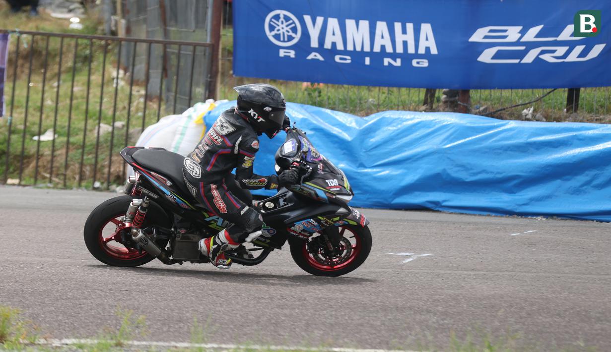 Bagi Eca, bersaing dengan laki-laki bukan lah hal baru. Dia sudah sering merasakannya dan menganggap persaingan dengan rider laki-laki layaknya ujian adrenaline untuk meningkatkan mental balapannya. (Bola.com/Abdul Aziz)