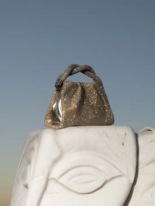 Tas bahu mini dihadirkan kembali untuk acara di pagi dan malam hari, bertabur rantai dan permata. Foto: Document/RODO.