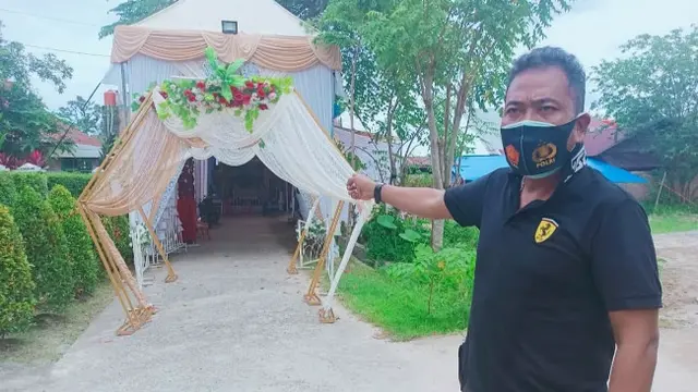 Polsek Tenayan Raya di lokasi pernikahan yang calon pengantin laki-laki terkonfirmasi Covid-19.