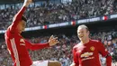 Jesse Lingard  merayakan golnya ke gawang Leicester City  bersama Wayne Rooney pada ajang Community Shield di Stadion Wembley, London,Minggu,(7/8/2016). MU menang 2-1. (AP Photo/Frank Augstein)