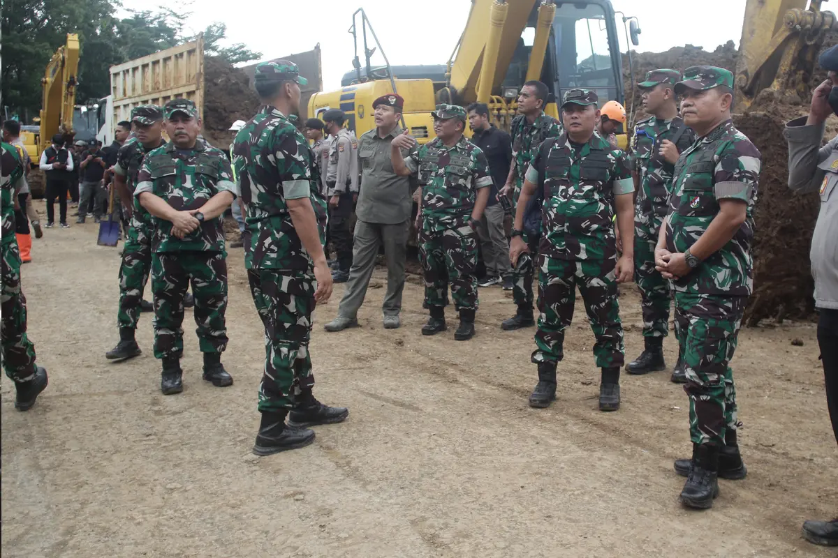 Presiden Jokowi Tinjau Lokasi Pencarian Korban Gempa Cianjur