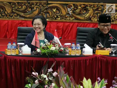 Ketua Umum PDIP Megawati Soekarnoputri bersama Sekjen PDIP Hasto Kristiyanto mengadakan pertemuan dengan organisasi Ikhwanul Muballighin di DPP PDIP, Jakarta, Kamis (26/4). (Liputan6.com/JohanTallo)