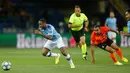 Striker Mancester City, Raheem Sterling berlari mengejar bola dalam laga pertama Grup C Liga Champions melawan Shakhtar Donetsk di Metalist Stadium, Rabu (18/9/2019). Manchester City sukses menghantam Shakhtar Donetsk dengan skor 3-0. (AP Photo/Efrem Lukatsky)