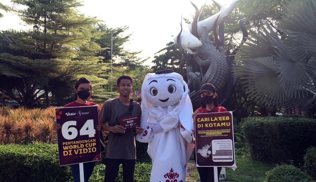 Untuk menyemarakkan turnamen sepak bola paling akbar di dunia ini, EMTEK mengajak La'eeb, maskot Piala Dunia 2022 untuk berkeliling Indonesia. Sejak kemarin, Jumat (21/10/2022), La'eeb telah berada di kota pahlawan, Surabaya untuk menyapa masyarakat setempat. (Procomm Surya Citra Media)