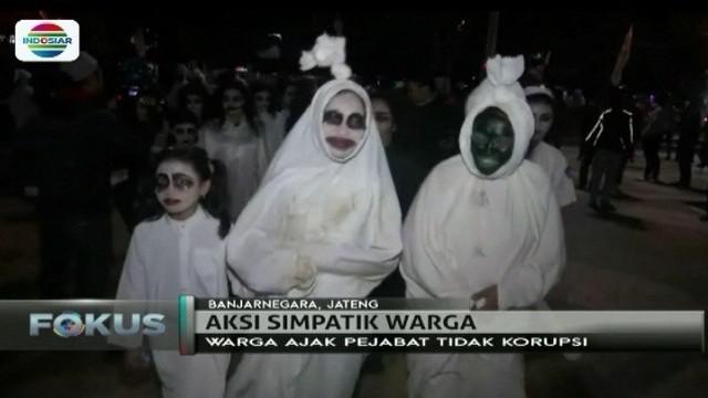Ratusan "hantu pocong dan kuntilanak" ini datang Pemkab Banjarnegara. Mereka meminta agar para pejabat tidak melakukan korupsi.