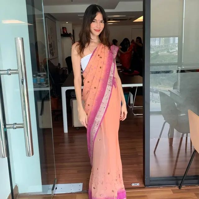 Juria Hartmans Pakai Kain Sari