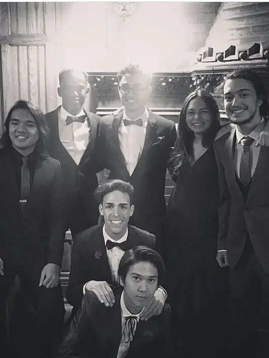 Foto Iqbaal bersama teman-temannya ini semakin terlihat vintage dengan filter monokrom. (Foto: instagram.com/coffee.baale)