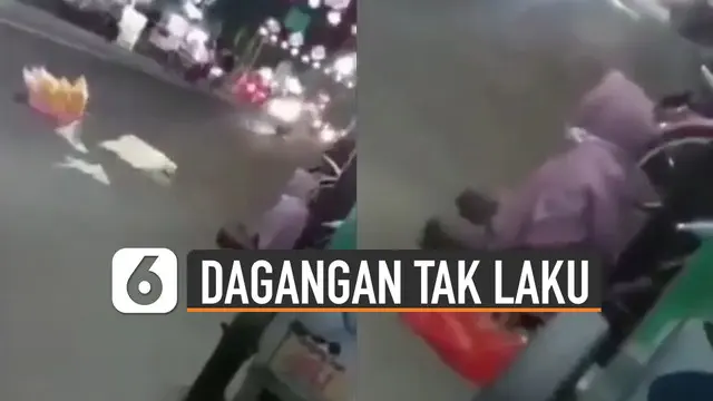 Terekam kamera ponsel netizen, seorang wanita histeris sebar dagangannya ke tengah jalan karena tak laku.