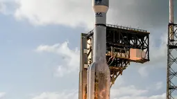 Roket United Launch Alliance Atlas (ULA) V diterbangkan dari Cape Canaveral Air Force Station, Florida, Amerika Serikat, Kamis (1/3). NASA meluncurkan satelit cuaca paling maju di dunia ini untuk melindungi AS barat. (Craig Bailey/Florida Today via AP)