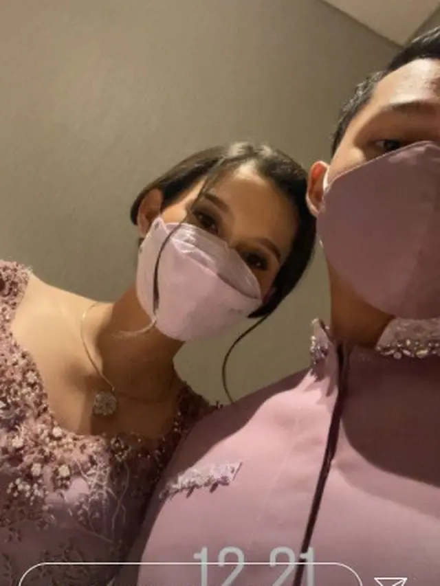 7 Potret Kebersamaan Azriel Hermansyah dengan Sarah Menzel dalam Lamaran Aurel