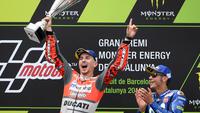 Pembalap Spanyol dari tim Ducati, Jorge Lorenzo merayakan selebrasi didampingi pembalap Italia dari Movistar Yamaha, Valentino Rossi usai balapan MotoGP Catalunya di Sirkuit Catalunya di Montmelo, (17/6). (AFP PHOTO / Lluis Gen)